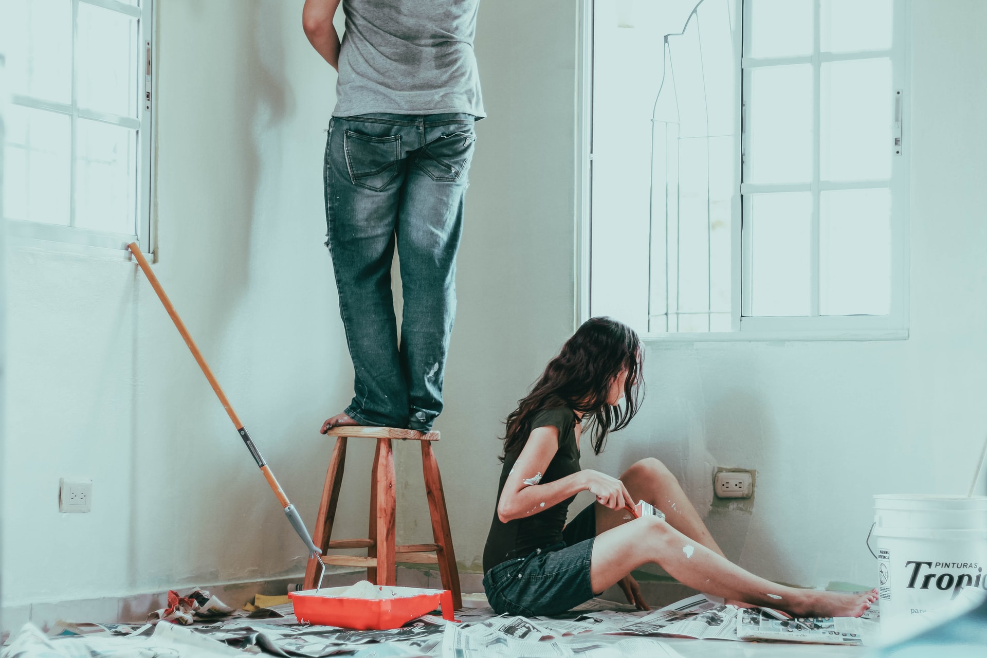 Frau und Mann streichen Zimmer