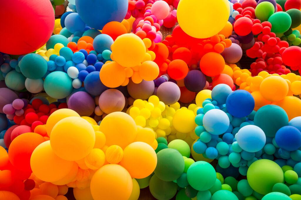 Helle abstrakte Hintergrund der Wust von Regenbogen farbigen Luftballons